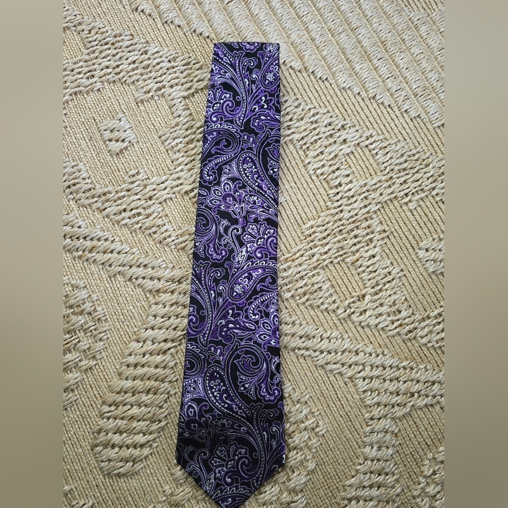 Geoffrey Beene Black and Purple Paisley Silk Tie - Picture 6 of 6